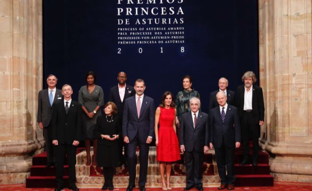Sus Majestades junto a los Premios Princesa de Asturias